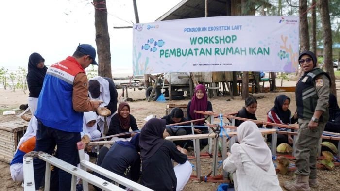 Puluhan pelajar dan pegiat lingkungan justru sibuk merangkai bambu dan batok kelapa, serta memanfaatkan tangga lipat bekas untuk membuat “rumah” bagi ikan-ikan di laut di Pantai Jalasena, Lamaru, Balikpapan Timur, pada Selasa (12/8/2025). Foto: HO/Pertamina Patra Niaga