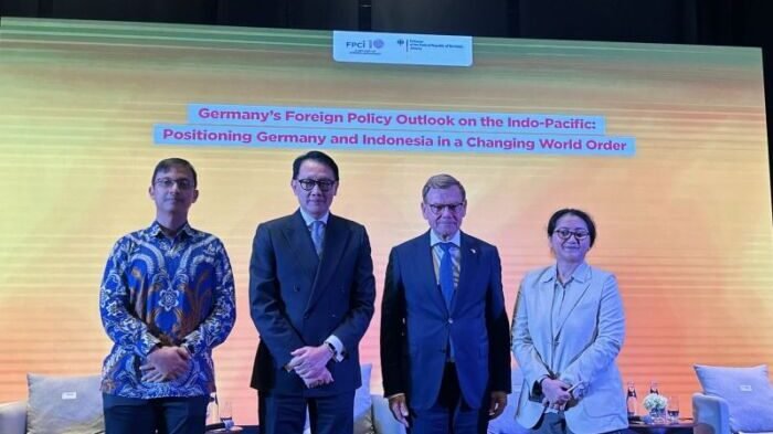 Wakil Menteri Luar Negeri (Wamenlu) Indonesia, Arif Havas Oegroseno, dan Menteri Luar Negeri Jerman, Johann Wadephul, berfoto bersama setelah menjadi pembicara dalam diskusi publik bertema "Pandangan Kebijakan Luar Negeri Jerman di Indo-Pasifik." di Jakarta (20/8/2025). Foto: ANTARA/Kuntum Riswan