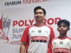 Pelatih PB Champion Kudus Muhammad Revindra dan pemain U13 La Ode Muhammad Ahsan berfoto Bersama (20/9/2025). Foto: ANTARA/Aditya Ramadhan