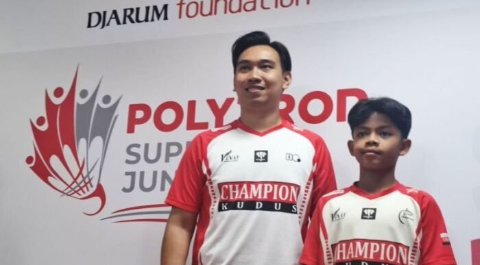 Pelatih PB Champion Kudus Muhammad Revindra dan pemain U13 La Ode Muhammad Ahsan berfoto Bersama (20/9/2025). Foto: ANTARA/Aditya Ramadhan
