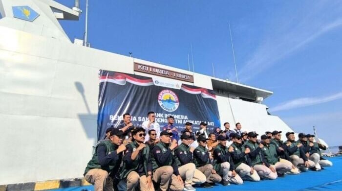 Menggunakan KRI Lumba-Lumba milik TNI-AL, tim Ekspedisi Rupiah Berdaulat (ERB) berpose di dermaga Pelabuhan Parigi, Kabupaten Parigi Moutong, Sulawesi Tengah (Sulteng). Mereka bersiap untuk berangkat menuju daerah-daerah terpencil, terdepan, dan terluar (3T) (18/9/2025). Foto: ANTARA/Moh Ridwan