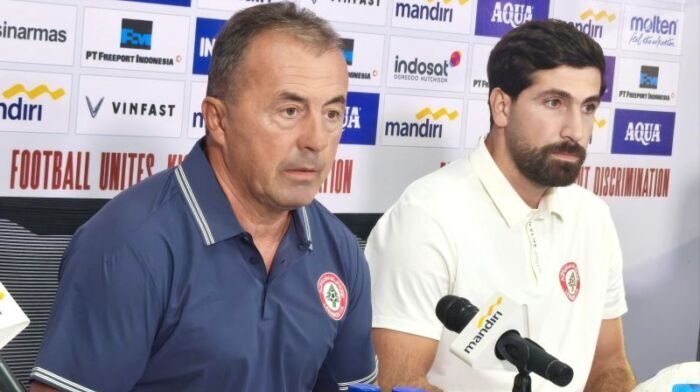 Pada malam Kamis (4/9/2025) di Stadion GBT Surabaya, pelatih Tim Nasional Lebanon Miodrag Radoluvic dan pemainnya Ahmad Kheir El Dine menghadiri konferensi pers untuk acara FIFA Match Day. Foto: ANTARA/Naufal Ammar Imaduddin