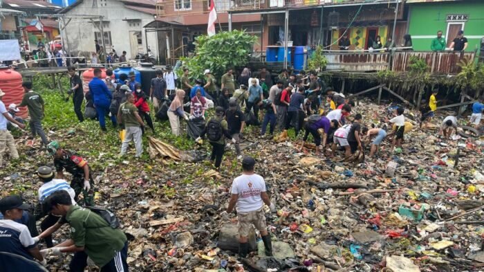 Aksi bersih-bersih di kawasan pesisir Gang Beriman, Kelurahan Baru Ulu, Balikpapan Barat, Pada Minggu (28/9/2025). Foto: BorneoFlash/Niken Sulastri