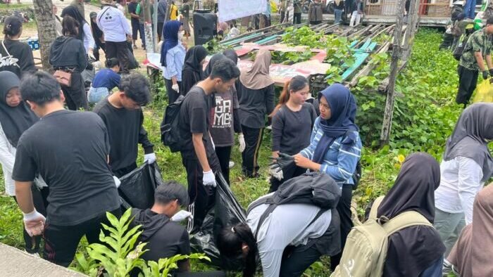 Aksi bersih-bersih di kawasan pesisir Gang Beriman, Kelurahan Baru Ulu, Balikpapan Barat, Pada Minggu (28/9/2025). Foto: BorneoFlash/Niken Sulastri