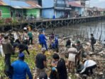 Aksi bersih-bersih di kawasan pesisir Gang Beriman, Kelurahan Baru Ulu, Balikpapan Barat, Pada Minggu (28/9/2025). Foto: BorneoFlash/Niken Sulastri