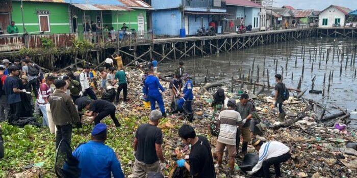 Pemuda Balikpapan Bersinergi Bersihkan Sampah Pesisir