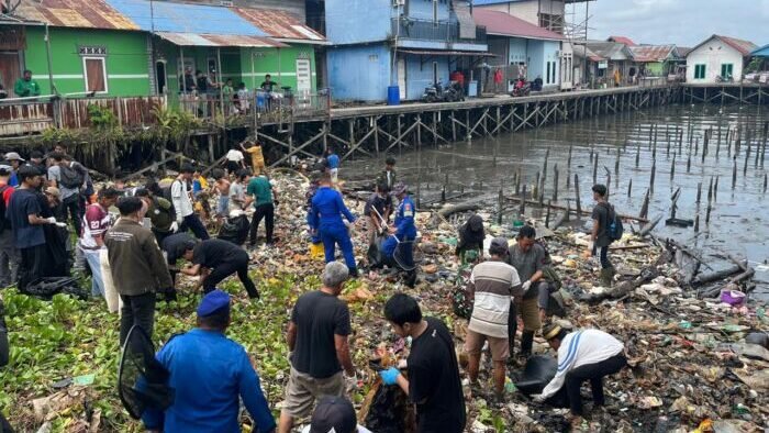Aksi bersih-bersih di kawasan pesisir Gang Beriman, Kelurahan Baru Ulu, Balikpapan Barat, Pada Minggu (28/9/2025). Foto: BorneoFlash/Niken Sulastri