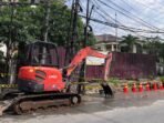 Alat berat DLH Samarinda bersama PUPR-Pera Kaltim membongkar TPS Teuku Umar. Foto: BorneoFlash/Nur Ainunnisa