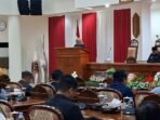 Anggota DPRD Paser Fraksi Demokrat, Arlina saat menyampaikan pandangan dalam rapat paripurna, pada Kamis (11/9/2025). Foto: BorneoFlash/IST