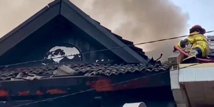 Api baru berhasil dijinakkan Petugas setelah dua jam karena kondisi bangunan yang sulit diakses. Foto: BorneoFlash/Ist