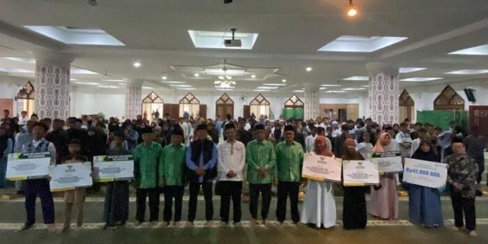 Asisten II Perekonomian, Pembangunan, dan Kesejahteraan Rakyat Setda Balikpapan, Muhammad Andi Yusri, saat menyalurkan bantuan pendidikan dari Baznas Kota Balikpapan, di Ruang Serbaguna Masjid At- Taqwa, pada Sabtu (13/9/2025). Foto: BorneoFlash/Niken Sul
