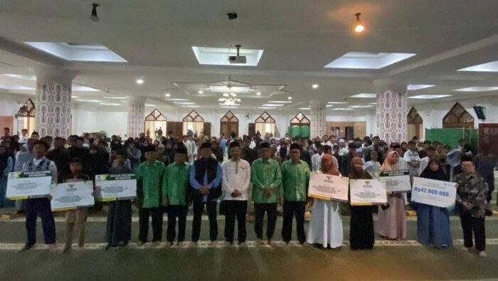 Asisten II Perekonomian, Pembangunan, dan Kesejahteraan Rakyat Setda Balikpapan, Muhammad Andi Yusr Asisten II Perekonomian, Pembangunan, dan Kesejahteraan Rakyat Setda Balikpapan, Muhammad Andi Yusri, saat menyalurkan bantuan pendidikan dari Baznas Kota Balikpapan, di Ruang Serbaguna Masjid At- Taqwa, pada Sabtu (13/9/2025). Foto: BorneoFlash/Niken Sulastri