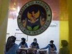 Petugas menyiapkan paket makanan bergizi gratis (MBG) di Satuan Pelayanan Pemenuhan Gizi (SPPG) Mandai 1, Kabupaten Maros, Sulawesi Selatan, Jumat (29/8/2025). SPPG Mandai 1 berhasil meraih predikat Ramah UMKM karena menggunakan 60 persen produk Usaha Mikro, Kecil, dan Menengah (UMKM) sebagai bahan baku dengan tujuan mendorong pertumbuhan ekonomi lokal dan memperkuat rantai pasok pangan lokal. FOTO : ANTARA FOTO/Hasrul Said
