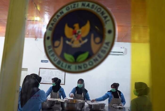 Petugas menyiapkan paket makanan bergizi gratis (MBG) di Satuan Pelayanan Pemenuhan Gizi (SPPG) Mandai 1, Kabupaten Maros, Sulawesi Selatan, Jumat (29/8/2025). SPPG Mandai 1 berhasil meraih predikat Ramah UMKM karena menggunakan 60 persen produk Usaha Mikro, Kecil, dan Menengah (UMKM) sebagai bahan baku dengan tujuan mendorong pertumbuhan ekonomi lokal dan memperkuat rantai pasok pangan lokal. FOTO : ANTARA FOTO/Hasrul Said