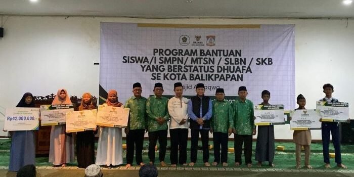 Badan Amil Zakat Nasional (Baznas) Kota Balikpapan menyalurkan bantuan pendidikan kepada siswa-siswi dhuafa. Bantuan ini diberikan kepada pelajar dari SMP Negeri, MTs Negeri, SLB Negeri, hingga Sanggar Kegiatan Belajar (SKB), di Ruang Serbaguna Masjid At- Taqwa, pada Sabtu (13/9/2025). Foto: BorneoFlash/Niken Sulastri