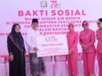 Bhayangkari Kaltim resmikan pembangunan sumur wakaf sekaligus menyerahkan ratusan paket sembako di Pondok Pesantren Syaichona Cholil, Samarinda, pada Rabu (24/9/2025). Foto: HO/Humas Polda Kaltim