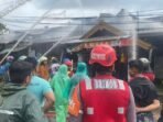 Brimob Polda Kaltim bergerak cepat menangani kebakaran yang melanda pemukiman padat penduduk di Jalan Kinibalu, Kelurahan Bugis, Kecamatan Samarinda Kota, pada Sabtu (20/9/2025). Foto: HO/Humas Polda Kaltim