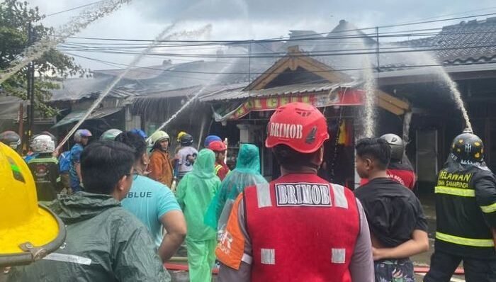 Brimob Polda Kaltim bergerak cepat menangani kebakaran yang melanda pemukiman padat penduduk di Jalan Kinibalu, Kelurahan Bugis, Kecamatan Samarinda Kota, pada Sabtu (20/9/2025). Foto: HO/Humas Polda Kaltim