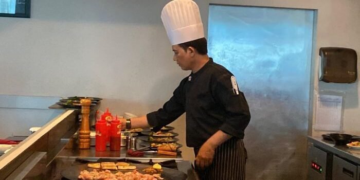 Chef Swiss-Belhotel Balikpapan Memasak langsung di depan tamu menjadi daya tarik utama. Foto: BorneoFlash/Niken Sulastri