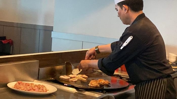 Chef Swiss-Belhotel Balikpapan Memasak langsung di depan tamu menjadi daya tarik utama. Foto: BorneoFlash/Niken Sulastri