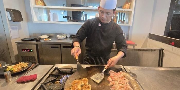 Chef Swiss-Belhotel Balikpapan Memasak langsung di depan tamu menjadi daya tarik utama. Foto: BorneoFlash/Niken Sulastri