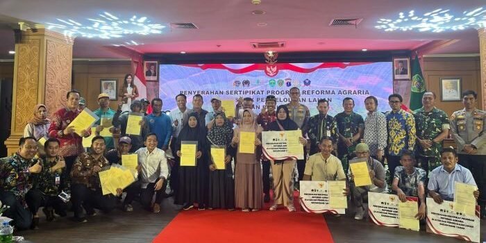 Penyerahan sertipikat tanah kepada masyarakat penerima manfaat reforma agraria di Kabupaten Penajam Paser Utara (PPU), Kalimantan Timur, di Kantor Bupati PPU, pada Kamis (25/9/2025). Foto: BorneoFlash/Niken Sulastri