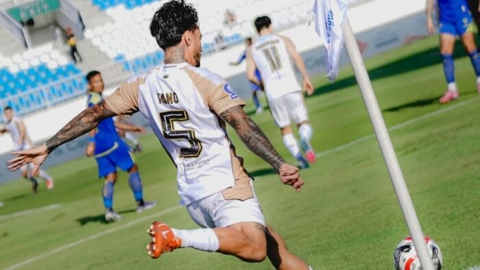 Pemain Dewa United melakukan tendangan pojok/sudut saat melawan Arema FC. Foto: Instagram/@dewaunitedfc Pemain Dewa United melakukan tendangan pojok/sudut saat melawan Arema FC. Foto: Instagram/@dewaunitedfc