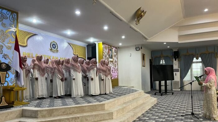Dewan Pembina MTW Masjid Agung At Taqwa, Hj. Nurlena Rahmad Mas’ud saat melantik 33 orang pengurus baru periode 2025–2030, di Aula Rumah Jabatan Wali Kota Balikpapan, pada Senin (29/9/2025). Foto: BorneoFlash/Niken Sulastri