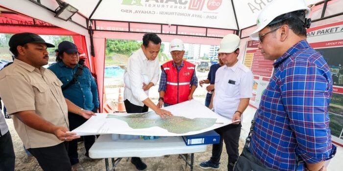 Direktur Anggaran Bidang Perekonomian dan Kemaritiman (ABID Ekontim), Kementerian Keuangan, Tri Budhianto meninjau Paket Proyek Peningkatan Jalan Paket A di Kawasan Inti Pusat Pemerintahan (KIPP) 1B, Ibu Kota Nusantara, pada Sabtu (20/09/2025). Foto: HO/H