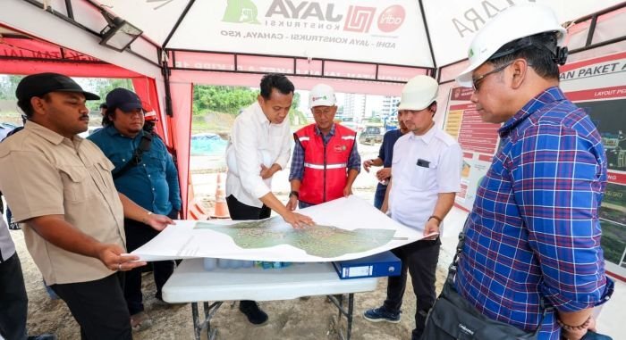 Direktur Anggaran Bidang Perekonomian dan Kemaritiman (ABID Ekontim), Kementerian Keuangan, Tri Budhianto meninjau Paket Proyek Peningkatan Jalan Paket A di Kawasan Inti Pusat Pemerintahan (KIPP) 1B, Ibu Kota Nusantara, pada Sabtu (20/09/2025). Foto: HO/Humas Otorita IKN