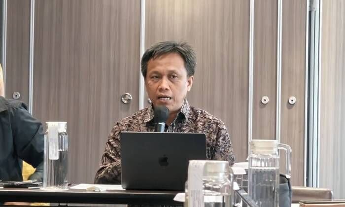 Direktur Guru PAUD dan Pendidikan Non-formal (PNF Kemendikdasmen, Suparto (kanan) memaparkan poin -poin penting pembahasan terkait wajib belajar 13 tahun dan kualifikasi akademik guru PAUD dalam forum dialog bersama pewarta pendidikan di Jakarta, Jumat (19/9/2025). FOTO : ANTARA/M Riezko Bima Elko Prasetyo