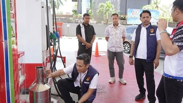 Ditreskrimsus Polda Kaltim melalui Subdit I/Indagsi melaksanakan Sidak pengawasan terhadap sejumlah Stasiun Pengisian Bahan Bakar Umum (SPBU) di Kota Balikpapan, pada Rabu (24/9/2025). Foto: HO/Humas Polda Kaltim