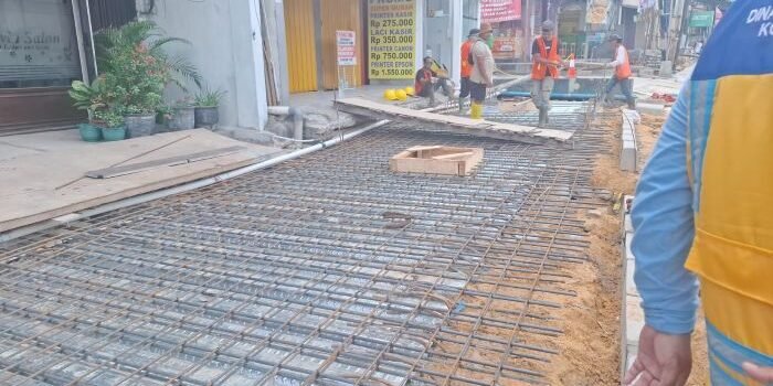 Proyek Drainase Jalan Ahmad Yani. Foto: BorneoFlash/Niken Sulastri