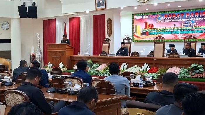 Fraksi Partai Golkar DPRD Kabupaten Paser saat menyampaikan pandangan umum terhadap Nota Keuangan Raperda Perubahan APBD Tahun Anggaran 2025 dalam Rapat Paripurna, pada Kamis (11/9/2025). Foto: BorneoFlash/IST