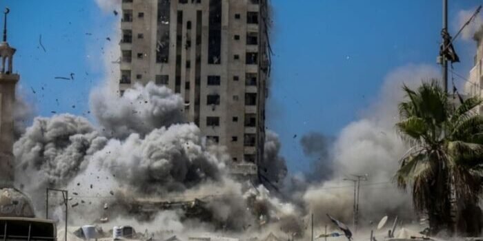 Israel Intensifkan Serangan, Gedung dengan Ratusan Warga Gaza Jadi Korban