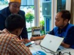 General Manager PLN UID Kaltimra, Muchamad Chaliq Fadli (kanan) turut melayani pelanggan di Kantor Unit Layanan Pelanggan (ULP) Balikpapan Selatan dan ULP Balikpapan Utara, pada Kamis (4/9). Foto: HO/PLN UID Kaltimra
