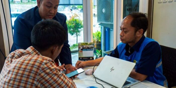 General Manager PLN UID Kaltimra, Muchamad Chaliq Fadli (kanan) turut melayani pelanggan di Kantor Unit Layanan Pelanggan (ULP) Balikpapan Selatan dan ULP Balikpapan Utara, pada Kamis (4/9). Foto: HO/PLN UID Kaltimra
