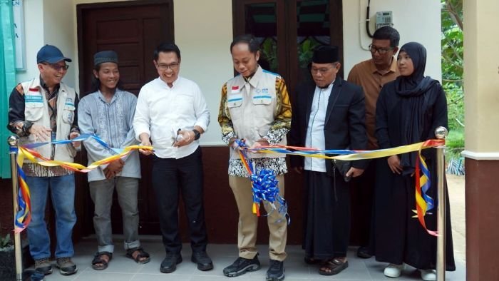 General Manager PLN UID Kaltimra, Muchamad Chaliq Fadli saat meresmikan rumah hunian milik Ali Imron melalui YBM PLN yang berkolaborasi dengan pemerintah daerah di Karang Joang, Balikpapan Utara, pada Jumat (19/9/2025). Foto: HO/PLN UID Kaltimra