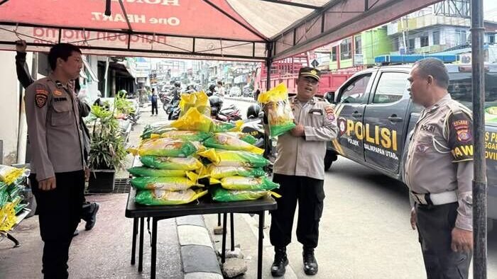 Polresta Balikpapan bersinergi dengan Bulog Balikpapan menggelar Gerakan Pangan Murah (GPM) sebagai upaya nyata menjaga ketahanan pangan dan menekan harga bahan pokok. FOTO: BorneoFlash.com/Agung Putra