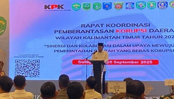 Gubernur Kalimantan Timur, Rudy Mas’ud dalam Rapat Koordinasi Pemberantasan Korupsi bersama KPK Gubernur Kalimantan Timur, Rudy Mas’ud dalam Rapat Koordinasi Pemberantasan Korupsi bersama KPK dan pertemuan koordinasi keuangan daerah dengan kepala daerah se-Kaltim  di Novotel Hotel Balikpapan, pada Rabu (10/9/2025). Foto: BorneoFlash.com/Ist