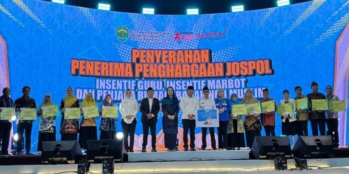 Gubernur Kalimantan Timur Rudy Mas’ud saat menyerahkan Secara Simbolis kepada perwakilan penerima manfaat Program Jospol dan Gratispol, di Balikpapan Sport and Convention Center (BSCC)/DOME, pada Rabu (17/9/2025). Foto: BorneoFlash/Niken Sulastri