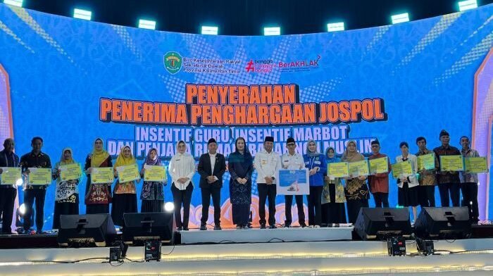 Gubernur Kalimantan Timur Rudy Mas’ud saat menyerahkan Secara Simbolis kepada perwakilan penerima manfaat Program Jospol dan Gratispol, di Balikpapan Sport and Convention Center (BSCC)/DOME, pada Rabu (17/9/2025). Foto: BorneoFlash/Niken Sulastri