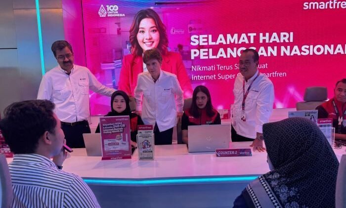 Hari Pelanggan Nasional di Galeri Smartfren President Direktur & CEO XLSMART, Rajeev Sethi, Direktur & Chief Commercial Officer XLSMART, David Arcelus Oses, dan Chief Marketing Smartfren Officer, Sukaca Purwokardjono, melayani pelanggan dalam acara Hari Pelanggan Nasional di Galeri Smartfren, Jl. Sabang, Jakarta Pusat. Kamis (4/9/2025). Foto: HO/XLSMART