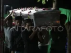 Peti jenazah Wigih Hartono dibawa kerabat dan warga untuk dimakamkan di Desa Nambak, Kecamatan Bungkal Kabupaten Ponorogo, Jawa Timur (21/9/2025). Wigih Hartono merupakan korban longsor tambang bawah tanah Grasberg Block Cave. Foto: ANTARA/HO-Satria