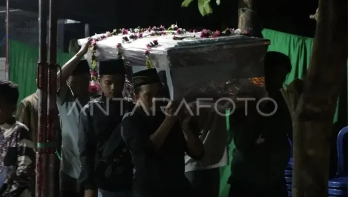 Peti jenazah Wigih Hartono dibawa kerabat dan warga untuk dimakamkan di Desa Nambak, Kecamatan Bungkal Kabupaten Ponorogo, Jawa Timur (21/9/2025). Wigih Hartono merupakan korban longsor tambang bawah tanah Grasberg Block Cave. Foto: ANTARA/HO-Satria