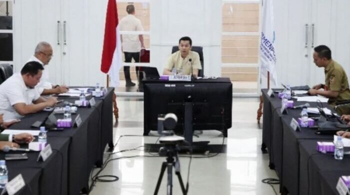 Wakil Menteri Pemuda dan Olahraga Taufik Hidayat memimpin rapat untuk membahas substansi Peraturan Menteri Pemuda dan Olahraga (Permenpora) Nomor 14 Tahun 2024 di Kantor Kementerian Pemuda dan Olahraga RI, Senayan, Jakarta (15/9/2025). Foto:ANTARA/Humas Kemenpora RI/Raiky