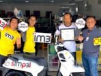 Indosat Ooredoo Hutchison memberikan apresiasi kepada mitra outlet. Foto: BorneoFlash/IST
