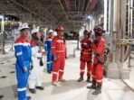 Jajaran manajemen, mulai dari direksi hingga asisten manajer non-teknis PT Kilang Pertamina Balikpapan turun langsung ke lapangan untuk memantau proses commissioning dan start-up unit baru. Foto: HO/KPB