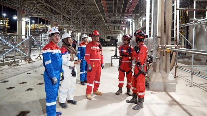 Jajaran manajemen, mulai dari direksi hingga asisten manajer non-teknis PT Kilang Pertamina Balikpapan Jajaran manajemen, mulai dari direksi hingga asisten manajer non-teknis PT Kilang Pertamina Balikpapan turun langsung ke lapangan untuk memantau proses commissioning dan start-up unit baru. Foto: HO/KPB