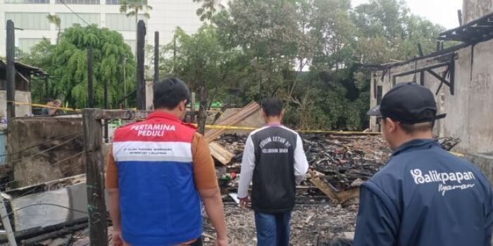 KPI Unit Balikpapan menjalankan program Tanggung Jawab Sosial dan Lingkungan (TJSL) Kepada Korban kebakaran yang melanda kawasan RT 13, Kelurahan Damai, Kecamatan Balikpapan Kota, pada Selasa (23/9/2025). Foto: HO/KPI Unit Balikpapan